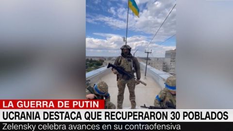 Bandera de Ucrania ondea cerca de la frontera rusa, dicen funcionarios locales