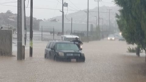 PC informó sobre una inundación por las lluvias en la carretera Tecate al Hongo