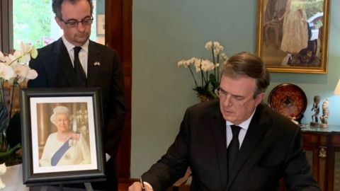 AMLO manda a Marcelo Ebrard a los funerales de la reina Isabel II