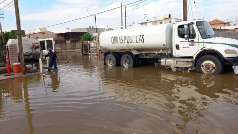 Retiran más de 7 millones de litros de agua de calles de Mexicali por lluvia