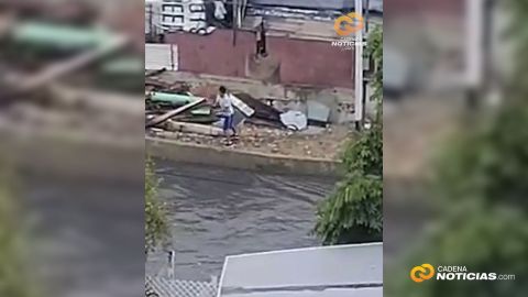 Captan a ciudadano arrojando basura en pluvial de Tijuana