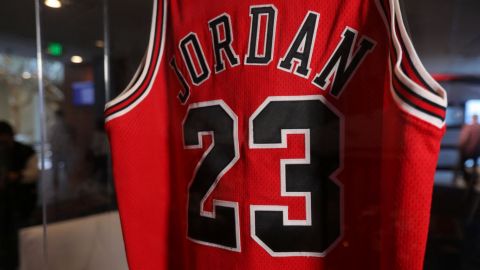 Camiseta de "Last Dance" de Michael Jordan se vende por más de 10 mdd