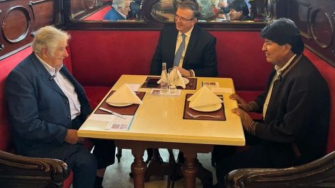 Con una comida, Marcelo Ebrard recibe a Evo Morales y José Mújica
