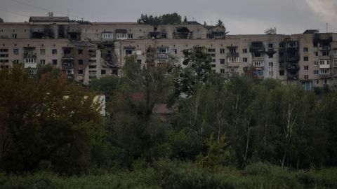 Autoridades ucranianas hallan fosa común con más de 440 cuerpos