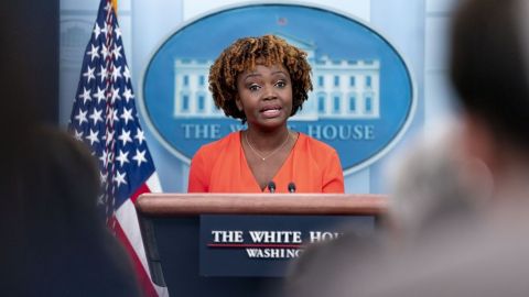 Casa Blanca acusa de “inhumano” enviar migrantes a mansión de Kamala Harris