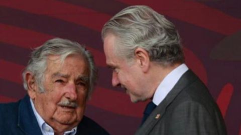 Ser opositor habla bien de usted, dice José Mujica a Santiago Creel en desfile