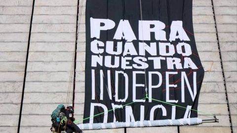 No duró ni 24 horas: quitan manta de la Estela de Luz