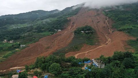 Un desprendimiento de tierra en Nepal deja 14 muertos y 10 desaparecidos