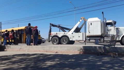 Los dejan en plena calle; remolcan camión que transporta a estudiantes de UABC