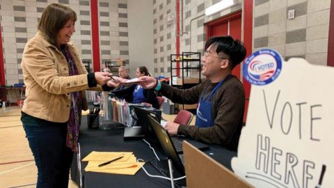 Buscan trabajadores para centros de votación en San Diego