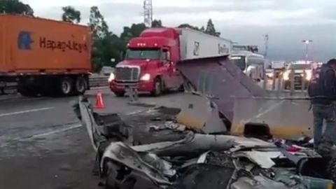 Tráiler se queda sin frenos y embiste tres camionetas en la México-Puebla