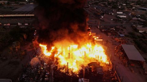 Incendio consume recicladora al sur de Mexicali