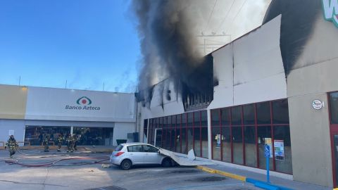 Fuerte incendio en tienda Waldo's de Tijuana