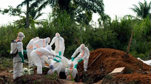 Suben a 18 los casos confirmados de ébola en Uganda; suman cinco muertos