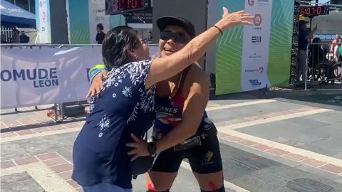 Mamá espera a su hija en la meta tras 6 horas en el Maratón de León