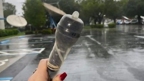Reportera ‘protege’ micrófono con condón en transmisión en vivo por huracán Ian