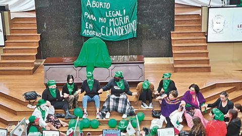 Diputados niegan aborto; activistas resisten