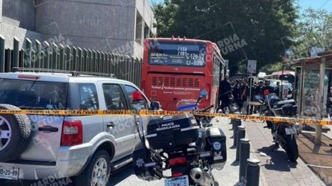 Hombre pelea con pasajera y toma camión con rehenes en Guadalajara; es abatido