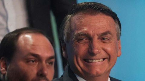 Bolsonaro pide a brasileños ir a votar con la playera de la 'Seleção'