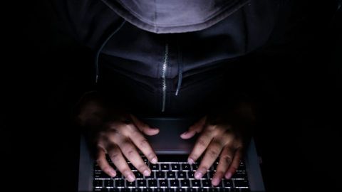 Una joven descubre que su "ciber novio" era en realidad una mujer que estafaba