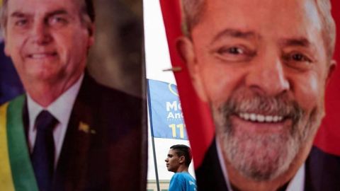 Lula aventaja a Bolsonaro al inicio del conteo de votos en Brasil