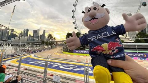 Peluche del Dr. Simi, amuleto de Checo Pérez para ganar el GP de Singapur