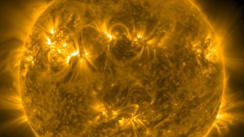 NASA capta fuerte llamarada en el Sol; científicos ya investigan