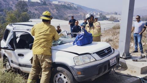 Mujer queda prensada tras choque automovilístico en Tijuana