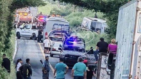 Vuelca camión de la Semar; hay un muerto y 17 heridos