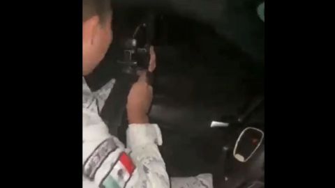 Presunto elemento de la Guardia Nacional hace disparos al aire desde auto