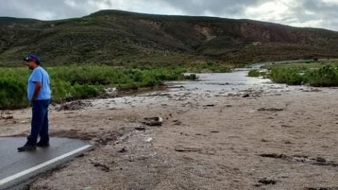 Crecida de arroyo provoca bloqueo en carretera Ensenada-San Felipe