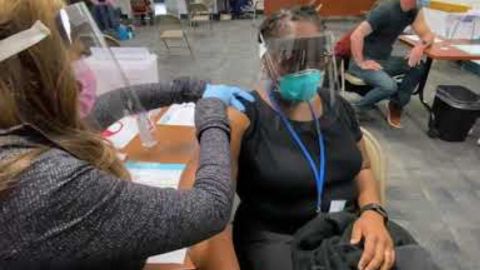 En San Diego insisten en aplicarse la vacuna Covid-19