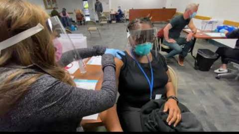 En San Diego, autoridades de salud insisten en aplicarse la vacuna Covid-19