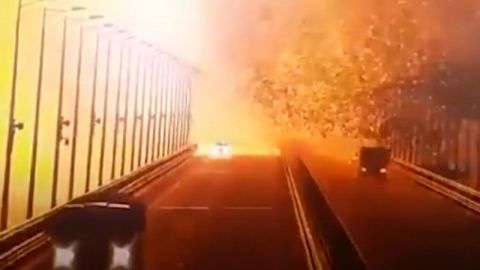 Momento exacto de explosión en puente de Crimea; así ocurrió