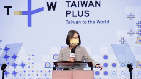 Presidenta Tsai Ing-wen dice que reforzará poder de combate de Taiwán