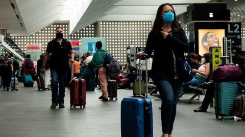 Uso de cubrebocas en aeropuertos y aviones ya no será obligatorio