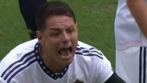 La furiosa reacción de Chicharito Hernández tras la anulación de su gol