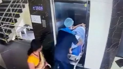 VIDEO ¡Con todo y paciente en camilla! Elevador se desploma en hospital de India