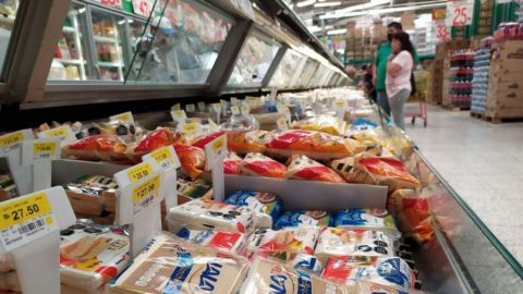 AMLO lanza ultimátum a supermercados y les fija un máximo para la canasta básica
