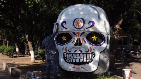 Ayuntamiento de Culiacán convierte réplica de cabeza olmeca en calaverita