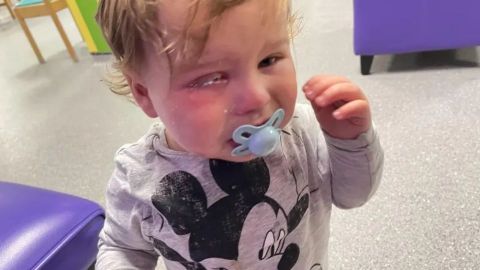 Horror en una guardería: una maestra salpicó los ojos de un bebé con pegamento