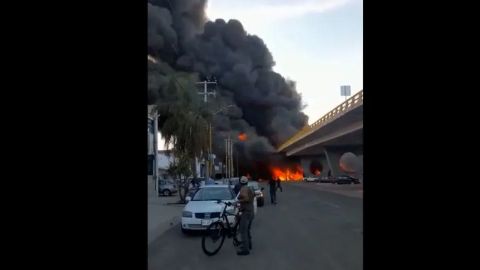 Tren impacta pipa cargada con combustible en Aguascalientes