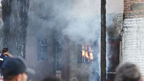 Explosión de pipa por choque con tren deja 15 casas con pérdida total