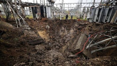 Rusia planea destruir planta hidroeléctrica, advierte Zelenski