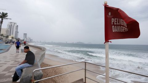 Huracán Roslyn se fortalece a categoría 4 y avanza hacia costa del Pacífico