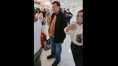 "¡Fuera!" le gritan a Fernández Noroña por no usar cubrebocas en el aeropuerto