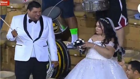 Novios celebran su boda durante partido de Dorados de Sinaloa