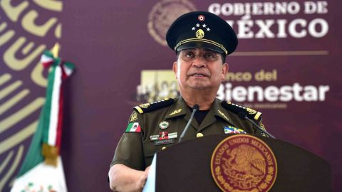 Desde escoltas a sastres: sirven mil 155 soldados al general Sandoval