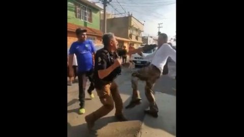 Policía se ´rifa tiro´ en calles de Ecatepec y casi suelta ´plomazos´