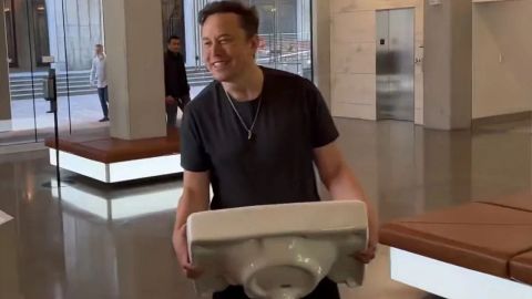 Con un lavamanos, Elon Musk llega a instalaciones de Twitter
